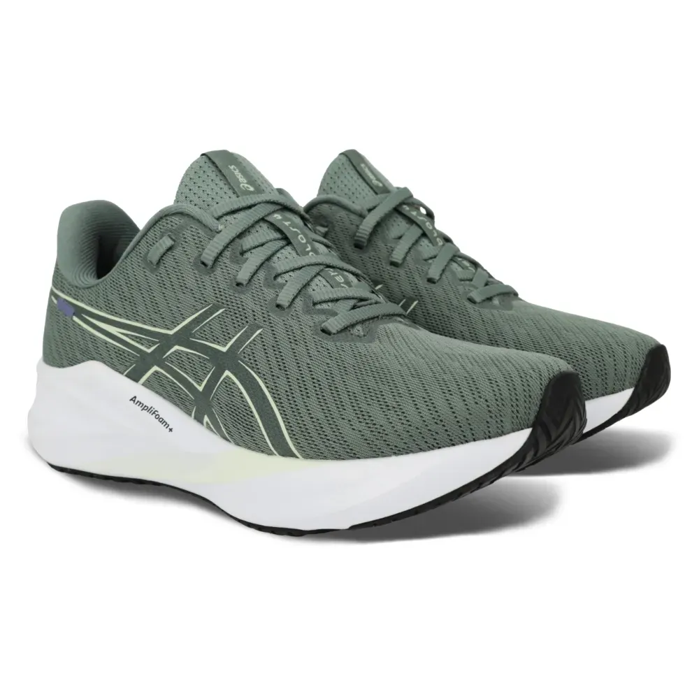 Tênis feminino Asics Versablast 4 verde em uso casual e esportivo.